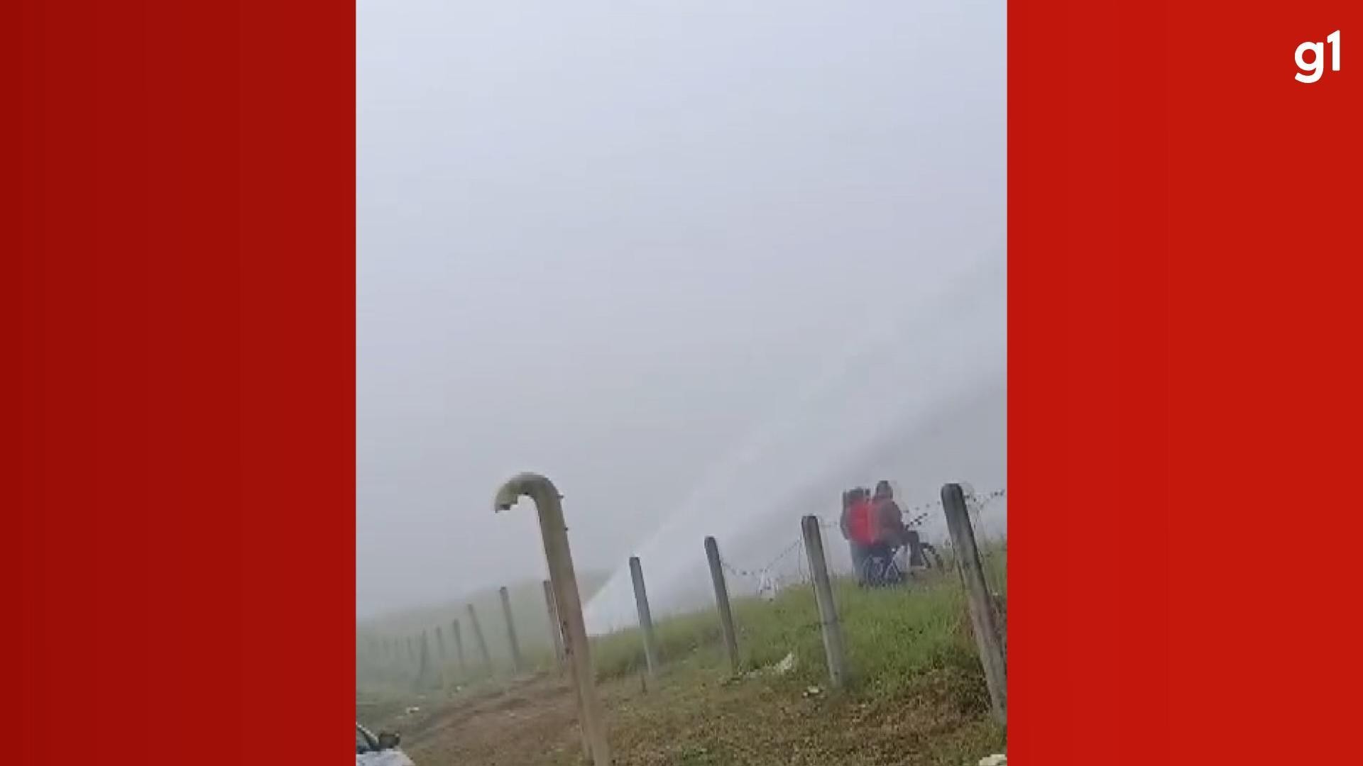 Rompimento de adutora causa jato gigante de água em Curitiba; abastecimento é afetado na capital e Fazenda Rio Grande