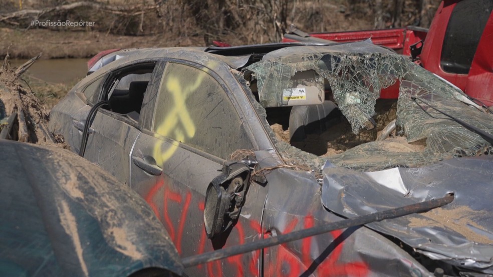 Furacão Helene: sinais pichados nos carros mostram se houve vítimas fatais — Foto: Reprodução/TV Globo