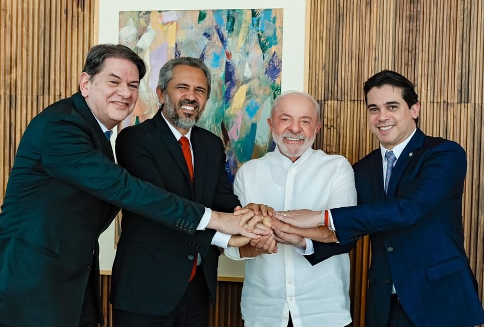 Cid Gomes, Elmano de Freitas, Lula e Júnior Mano, em Brasília. — Foto: Redes sociais/Reprodução