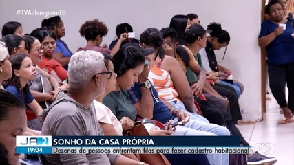 Dezenas de pessoas enfrentam filas para fazer cadastro habitacional em Palmas