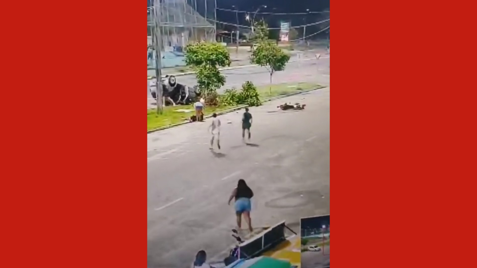 Carro capota após atingir motociclista na contramão no Portal da Amazônia, em Belém