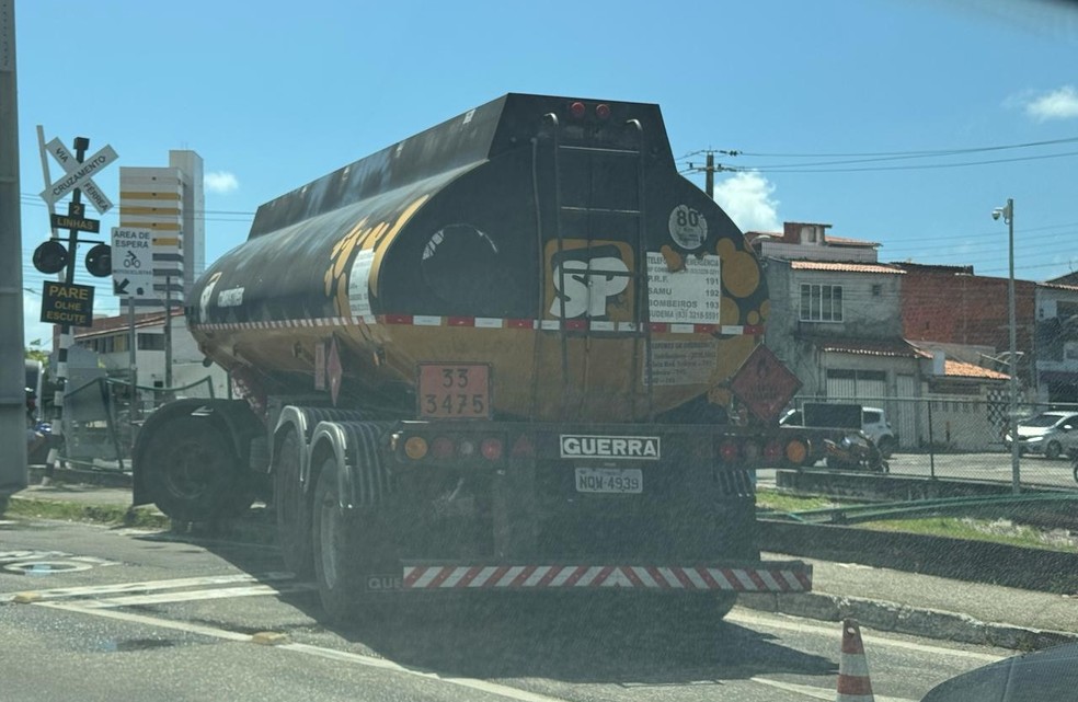 Caminhão-tanque bate em mureta de proteção do VLT em Fortaleza — Foto: Reprodução