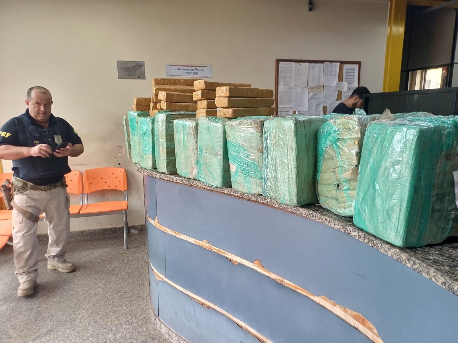 Mais de 200 kg de maconha são apreendidos após perseguição na Via Dutra, em Barra Mansa