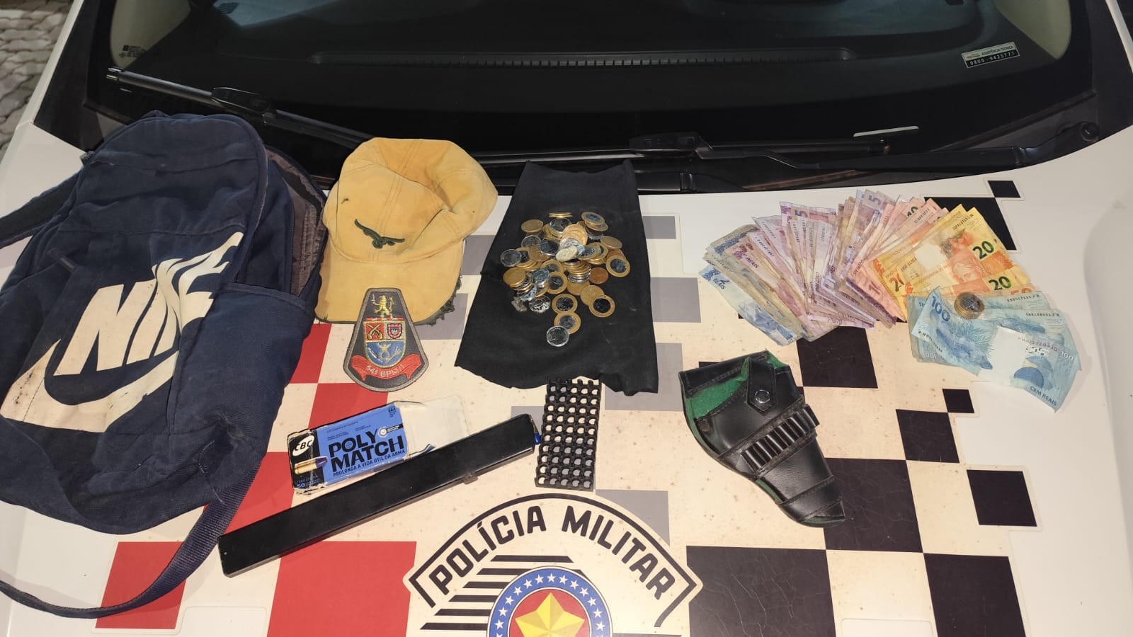 VÍDEO: trio armado invade mercearia e rende funcionário no interior de SP 