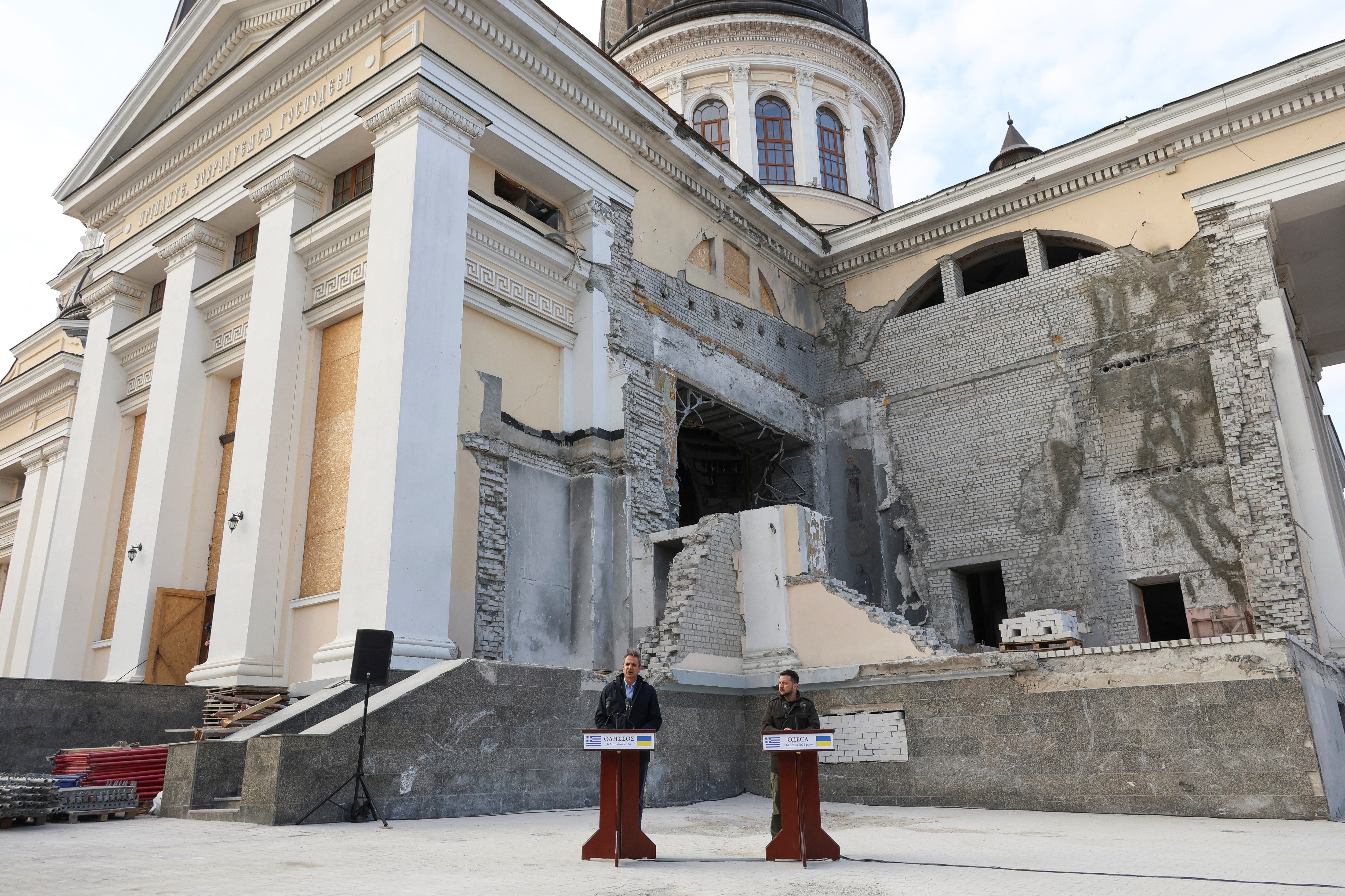 Rússia bombardeia comitiva de Zelensky no sul da Ucrânia, diz governo ucraniano