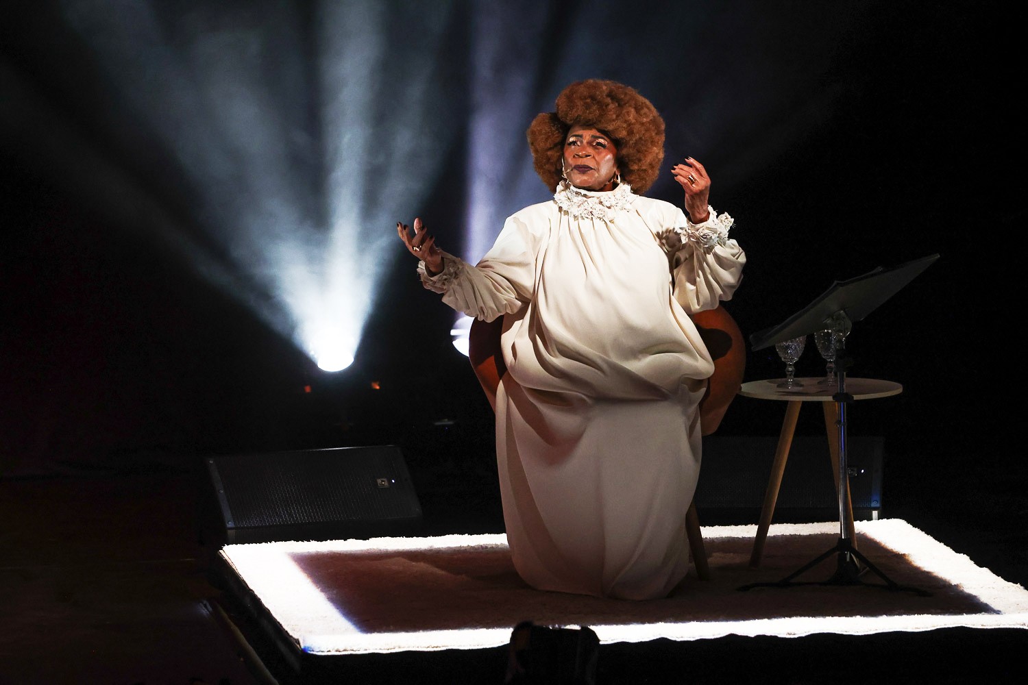 Zezé Motta suplanta horror do racismo e da violência sexual através da palavra e da música que banham de ativismo e poesia o primeiro monólogo da artista