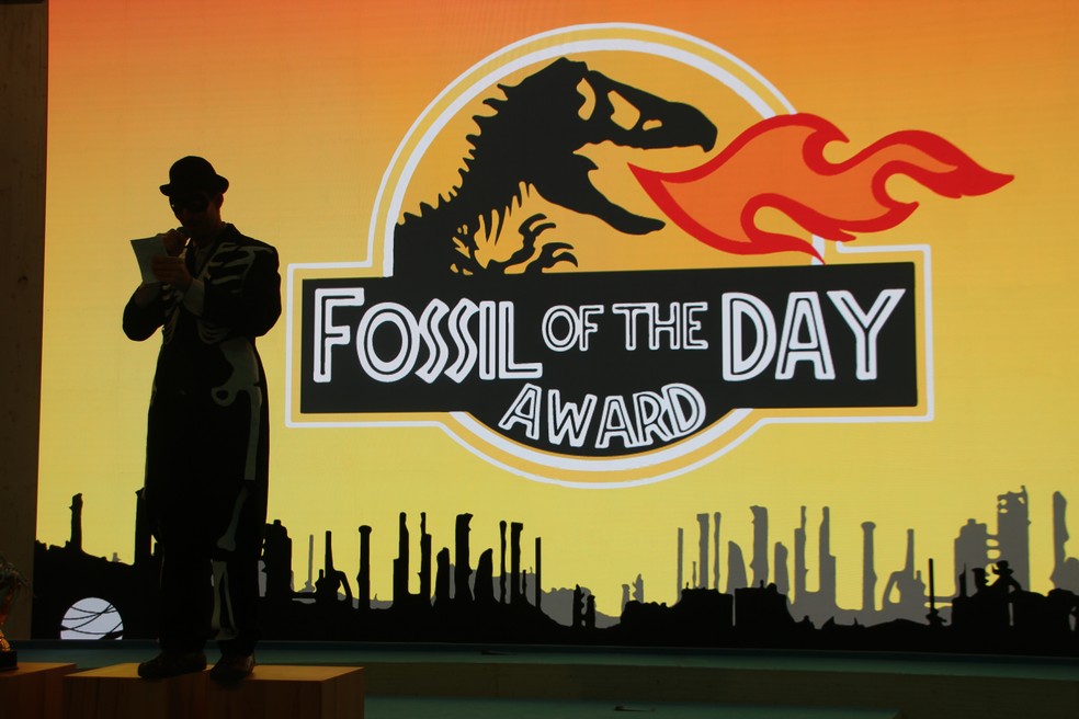 Manifestantes anunciam o “Fóssil do Dia” para o Brasil durante a COP23, em Bonn, na Alemanha, em 16 de novembro de 2017. Na época, o país foi criticado por propor subsídios bilionários à exploração de petróleo na camada do pré-sal. — Foto: John Englart