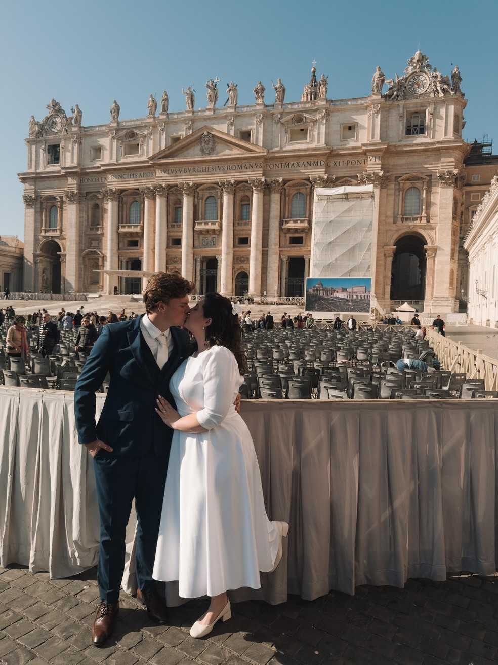 Casal posa em frente Basílica de São Pedro, no Vaticano, instantes antes de encontrar com o Papa Francisco para benção — Foto: Arquivo pessoal