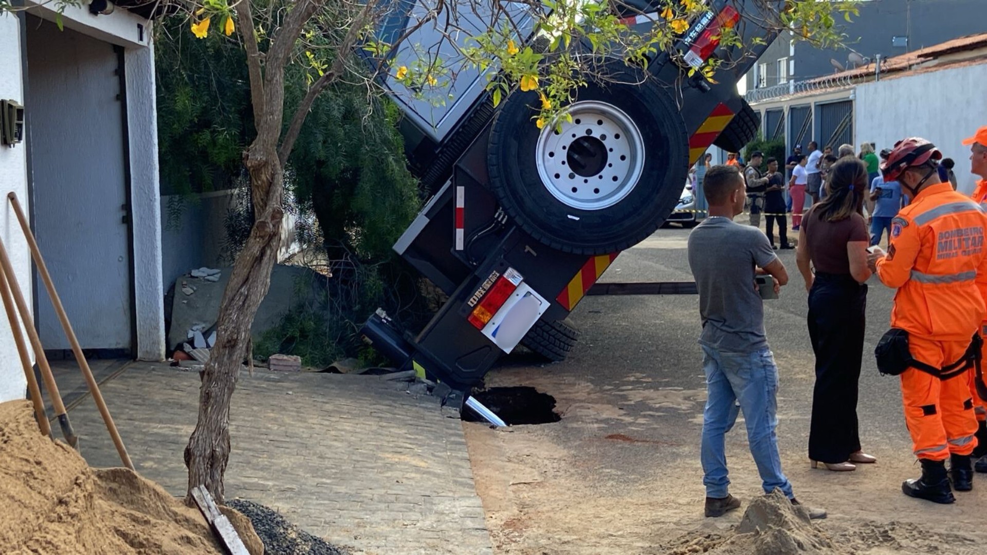 Guindaste tomba em cima de casa no Bairro Laranjeiras, em Uberlândia; veja como o veículo ficou
