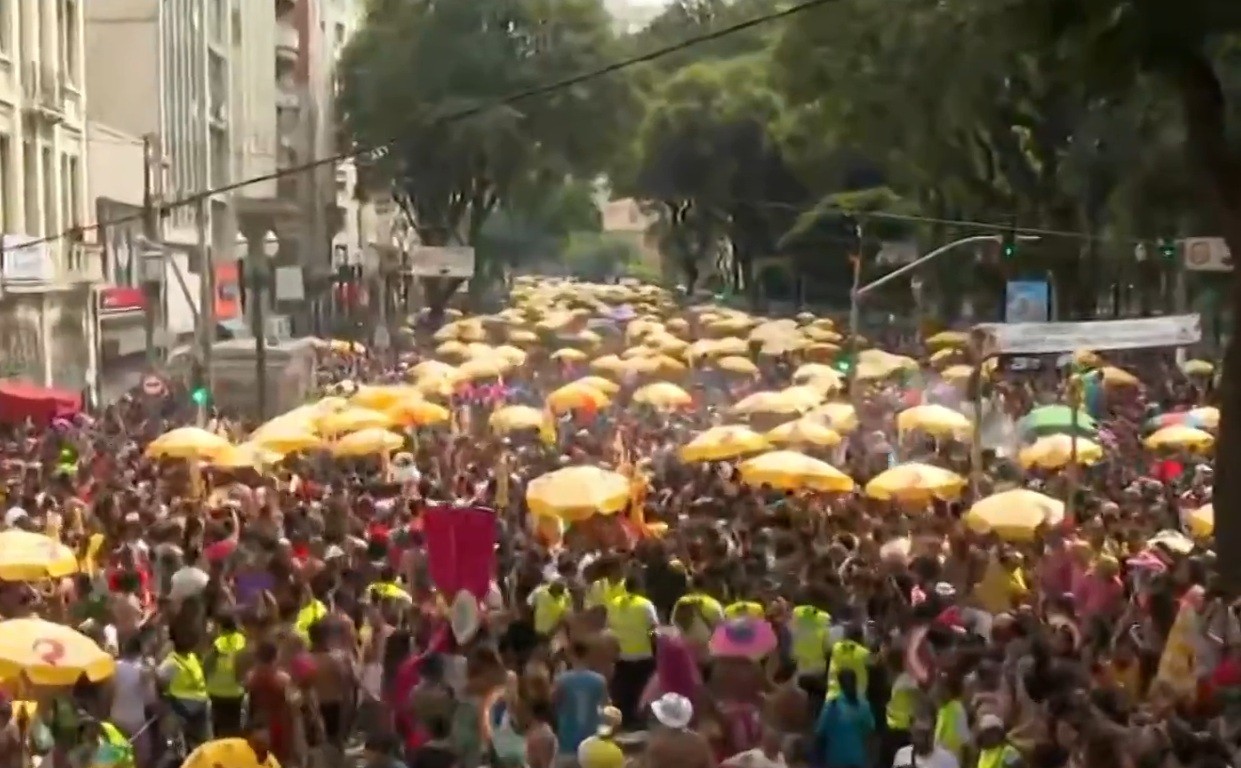 Minhoqueens celebra 10 anos com multidão e diversidade no centro de São Paulo