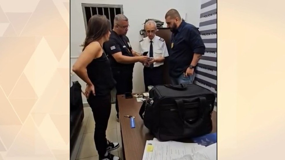 Piloto admite à polícia envolvimento com menores e mostra registros das vítimas no celular — Foto: Reprodução/TV Globo