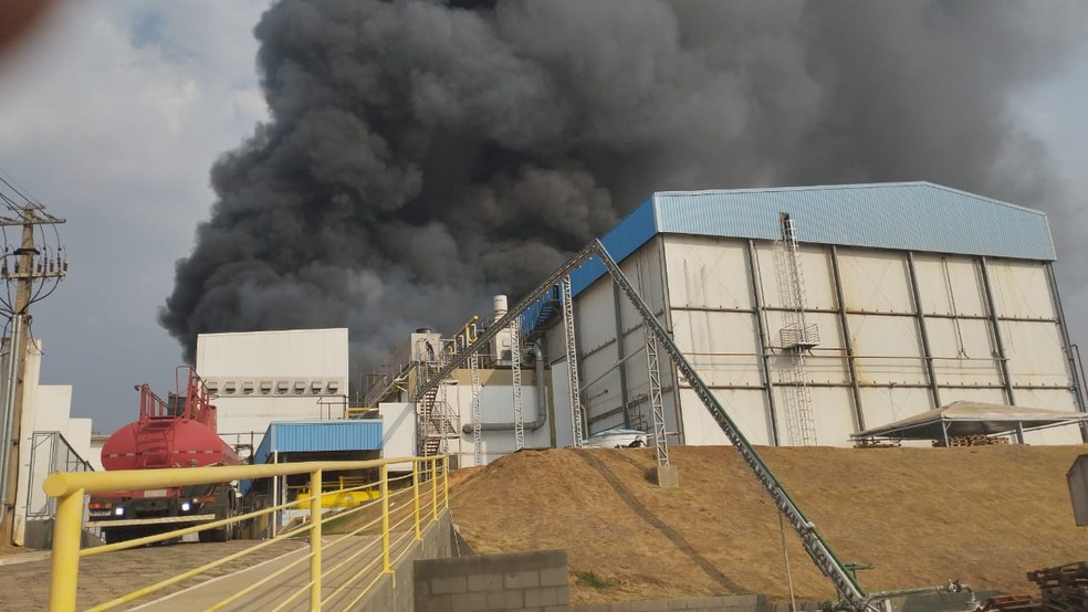 Fogo destruiu parte de empresa em Joaquim Távora (PR) — Foto: Reprodução/Corpo de Bombeiros