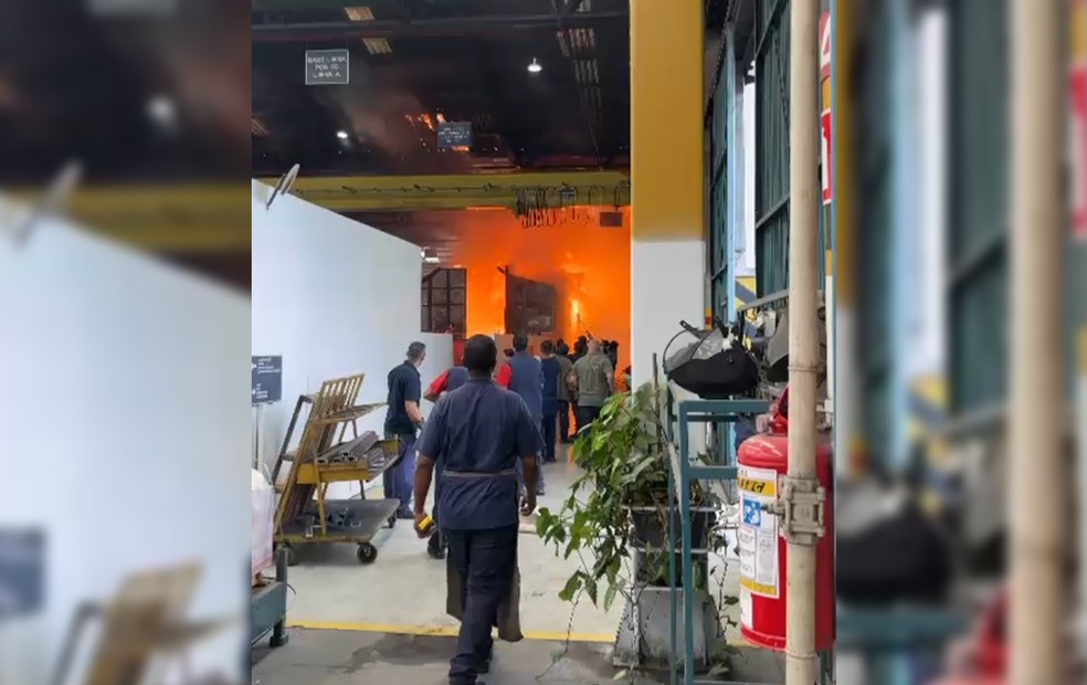 3 de 3
Inc&ecirc;ndio atinge linha de produ&ccedil;&atilde;o em f&aacute;brica de &ocirc;nibus em Botucatu (SP) &mdash; Foto: Ag&ecirc;ncia 014 News/Reprodu&ccedil;&atilde;o