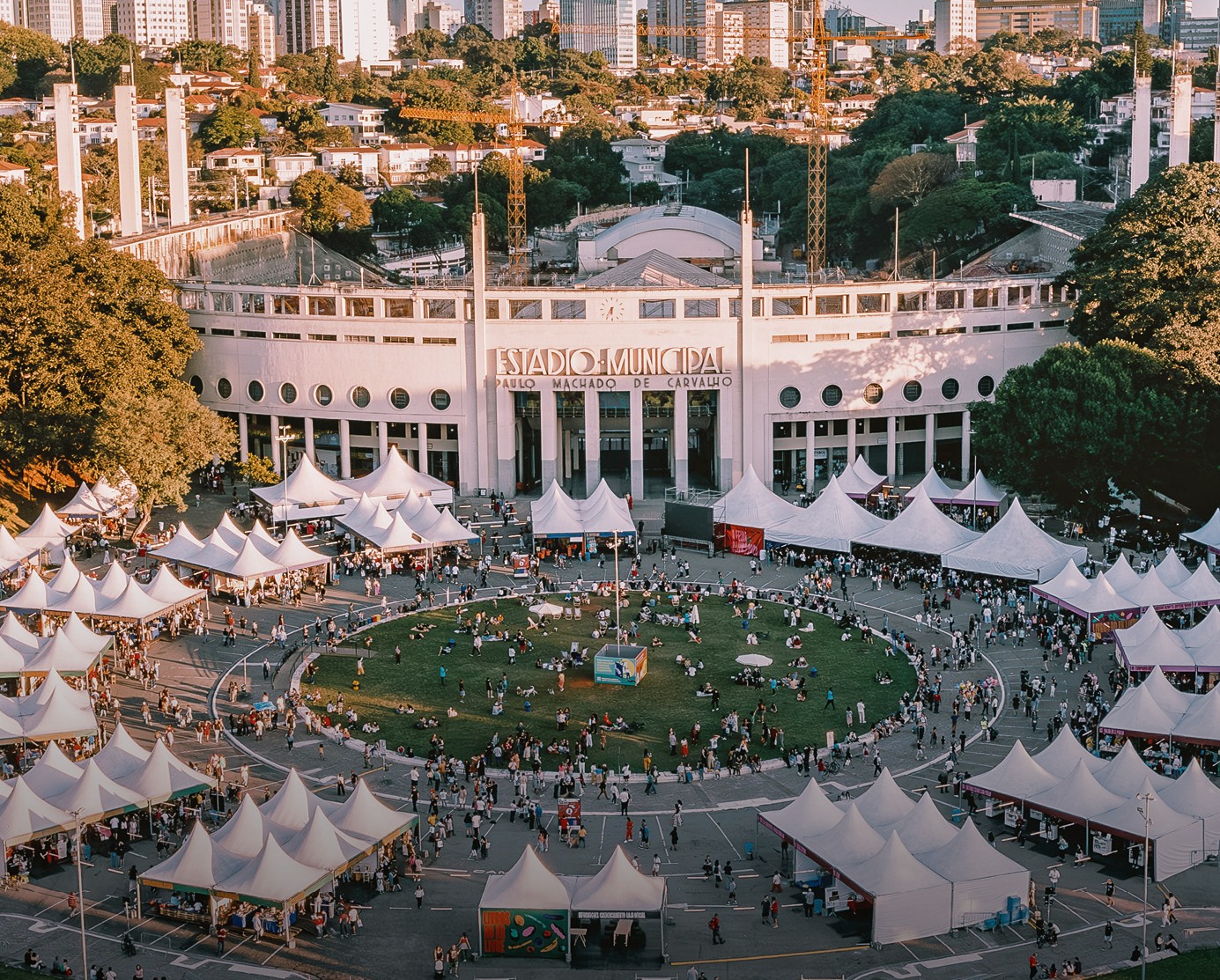 Feira do Livro no Pacaembu tem programação imperdível até domingo
