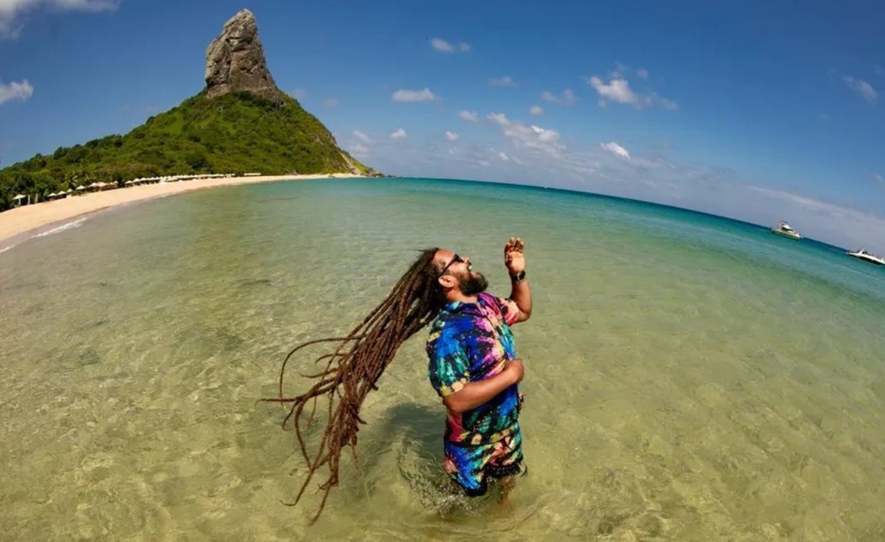 
De Fernando de Noronha para Buíque: cantor da ilha se apresenta no 'Festival Pernambuco Meu País'