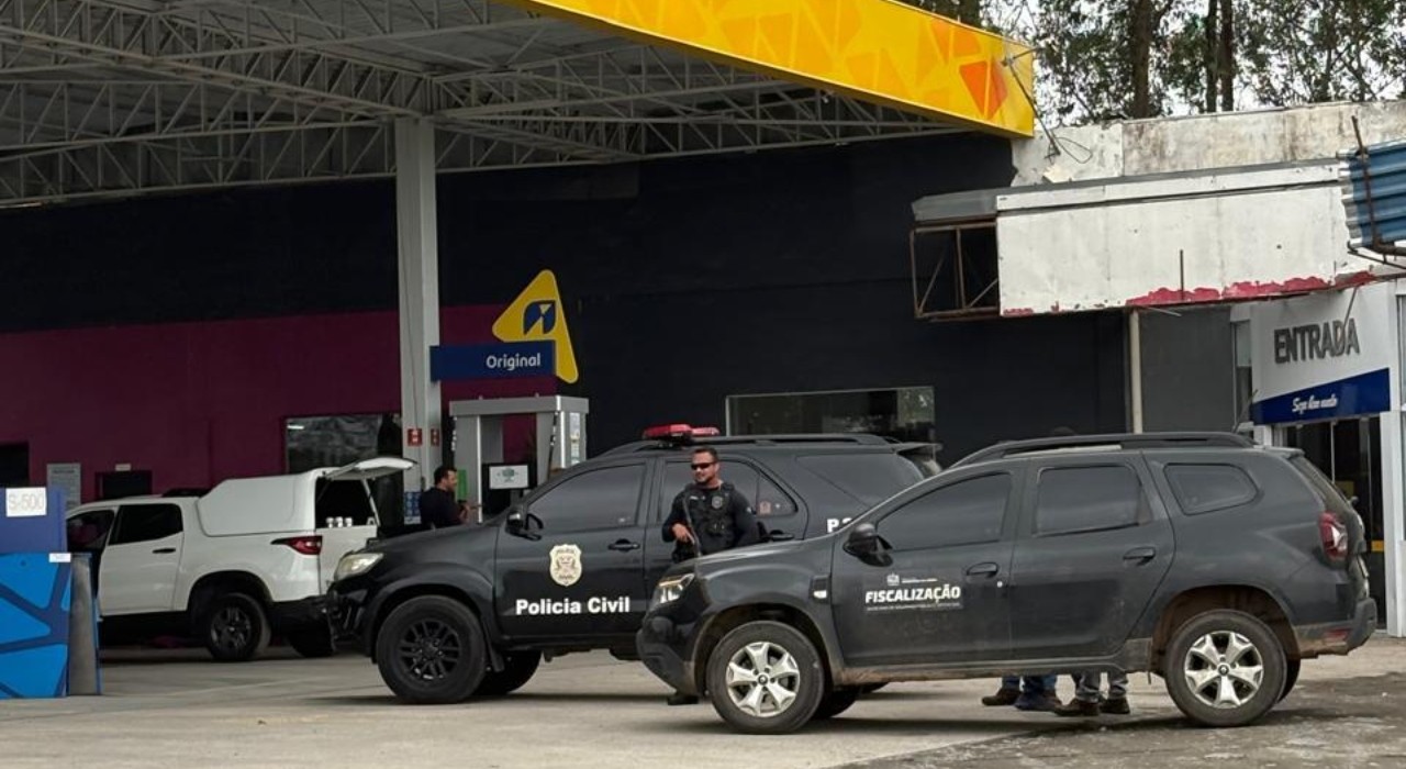 Posto de combustível é interditado e gerente é presa suspeita adulteração em Araçoiaba da Serra