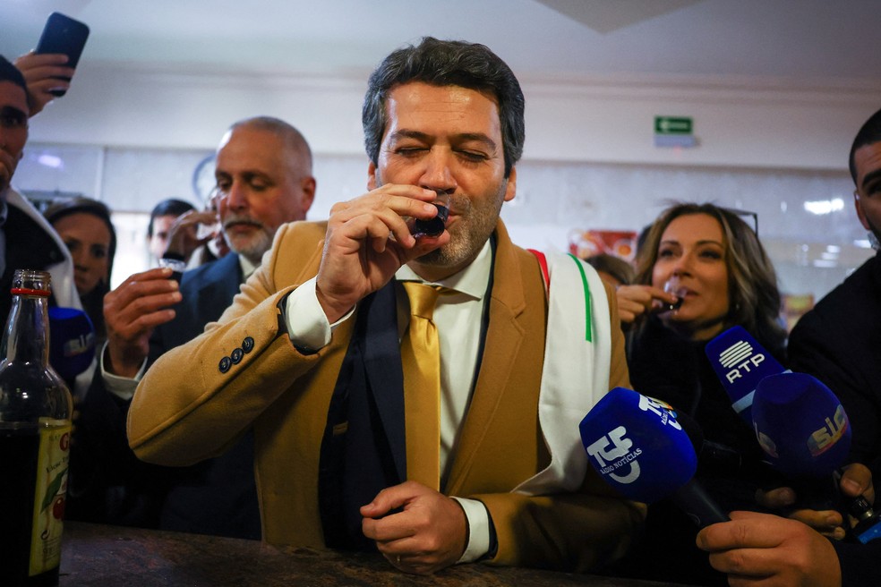 Candidato pelo Chega, da extrema direita, André Ventura bebe vinho durante campanha presidencial, em 9 de janeiro de 2026. — Foto: Pedro Nunes/ Reuters