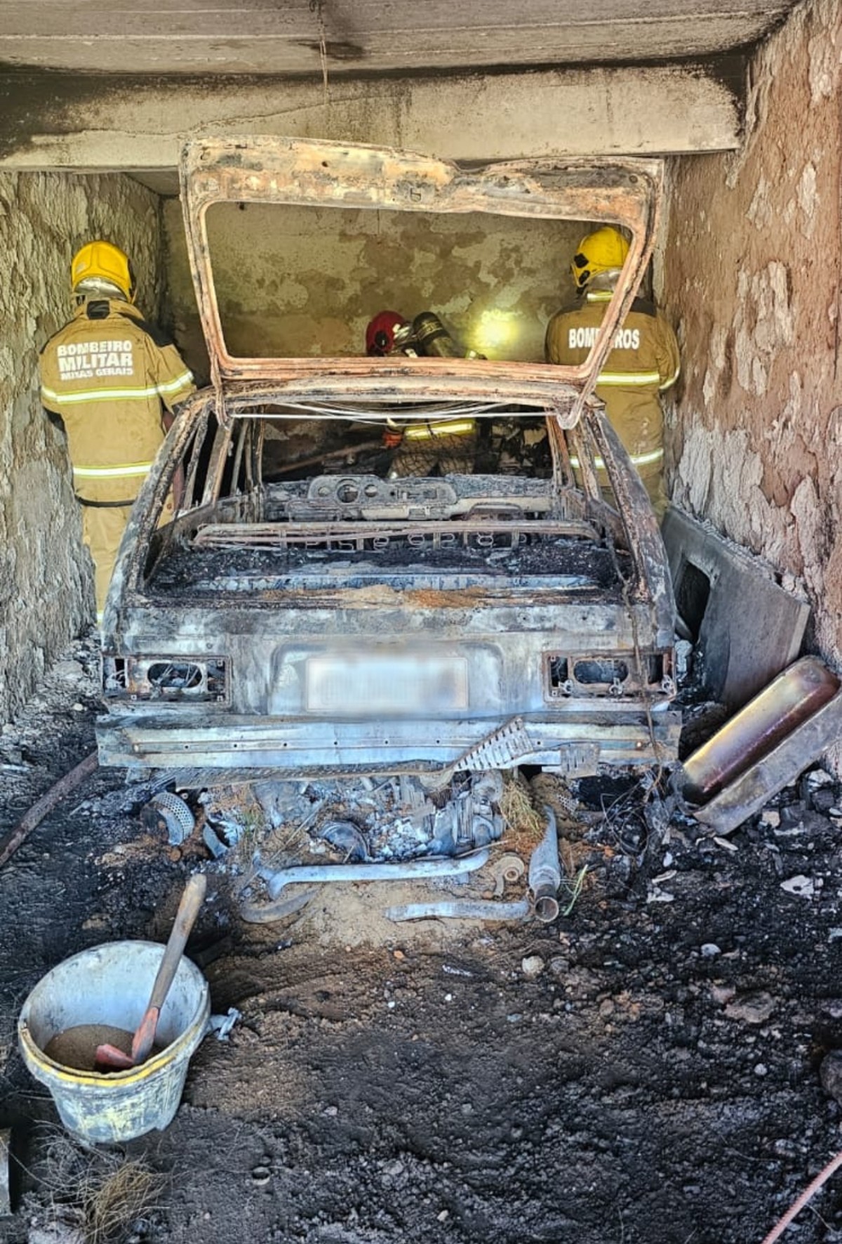 Carro pega fogo dentro de garagem e compromete estrutura de casa em Santos Dumont