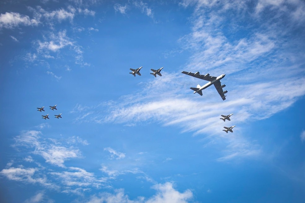 Oito jatos F-18 junto com bombardeiro B-52 Stratofortress sobrevoam em formação grupo de ataque USS Gerald Ford no Oceano Atlântico em 13 de novembro de 2025. — Foto: Daniel Ruiz/Marinha dos Estados Unidos