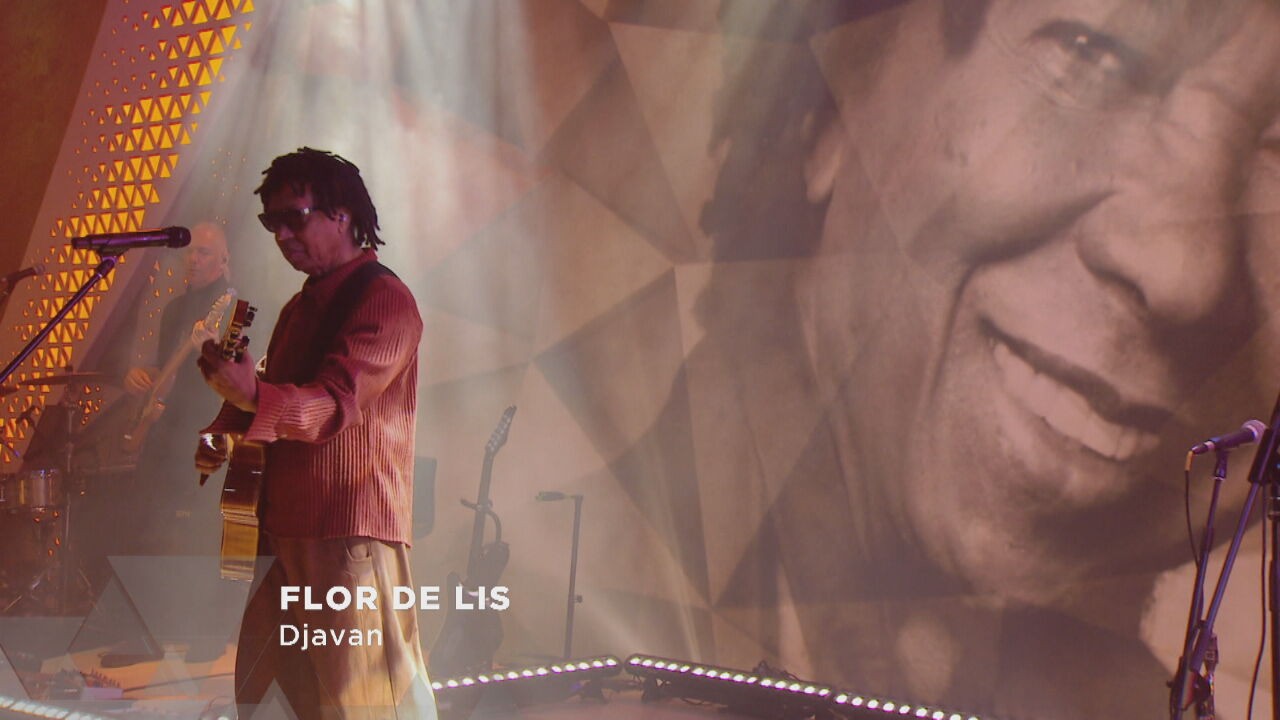 Djavan canta no palco do Fantástico