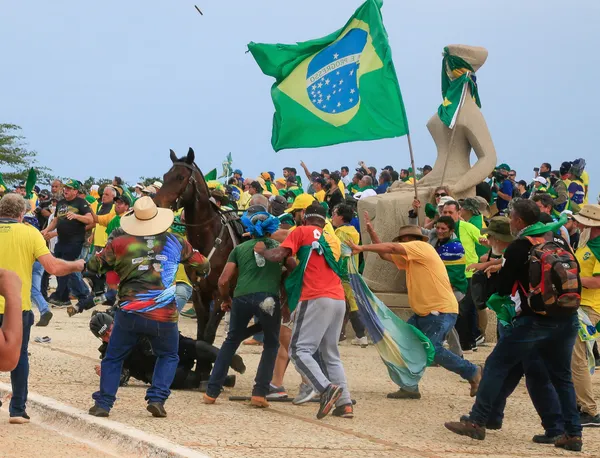 Policial militar sacrifica cavalo e gera revolta nas redes sociais - Gerais  - Estado de Minas