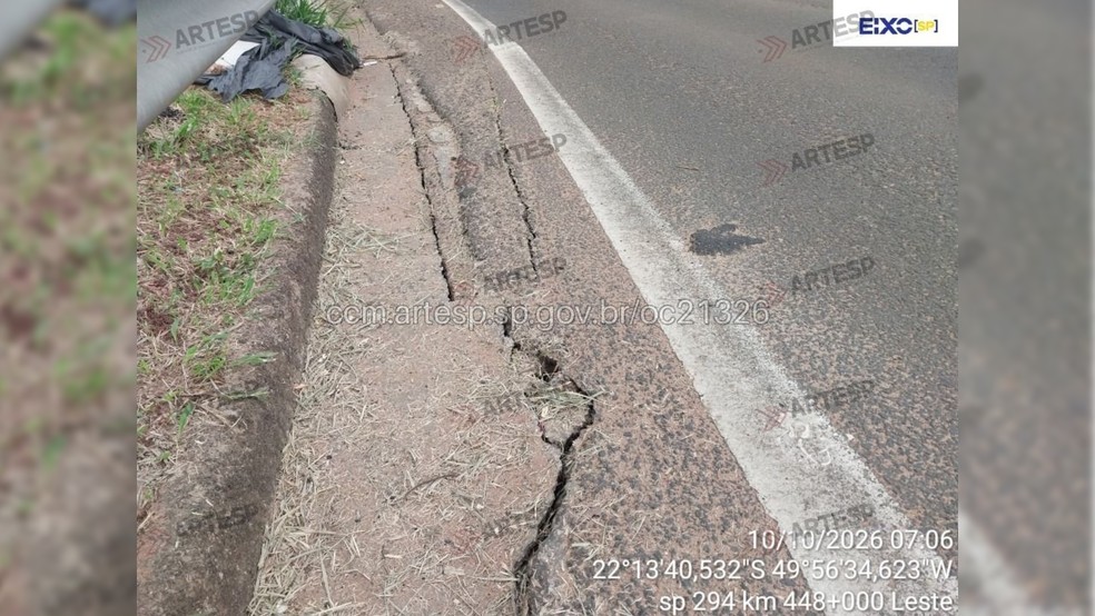 2 de 2
Concession&aacute;ria notou altera&ccedil;&otilde;es no pavimento, com trincas e fendas pr&oacute;ximo &agrave; sarjeta, ap&oacute;s desabamento de talude na SP-294, em Mar&iacute;lia (SP) &mdash; Foto: CCO da Concession&aacute;ria EIXO SP/Artesp