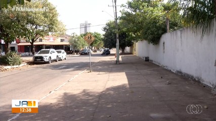 Estacionar em calçadas em frente a própria casa também é proibido, alerta especialista