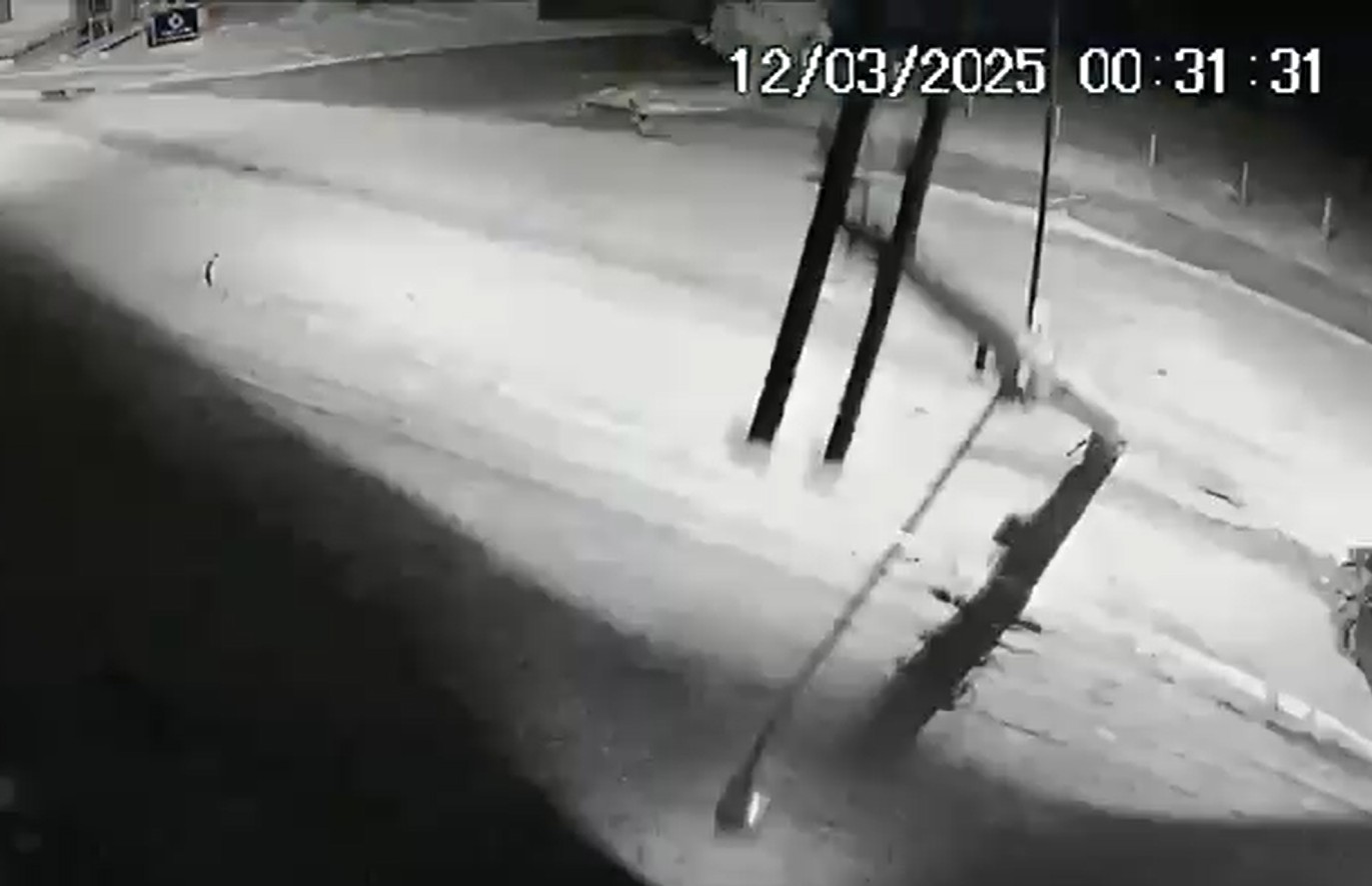 VÍDEO: carro em alta velocidade bate em poste e deixa rua sem energia em Avaré