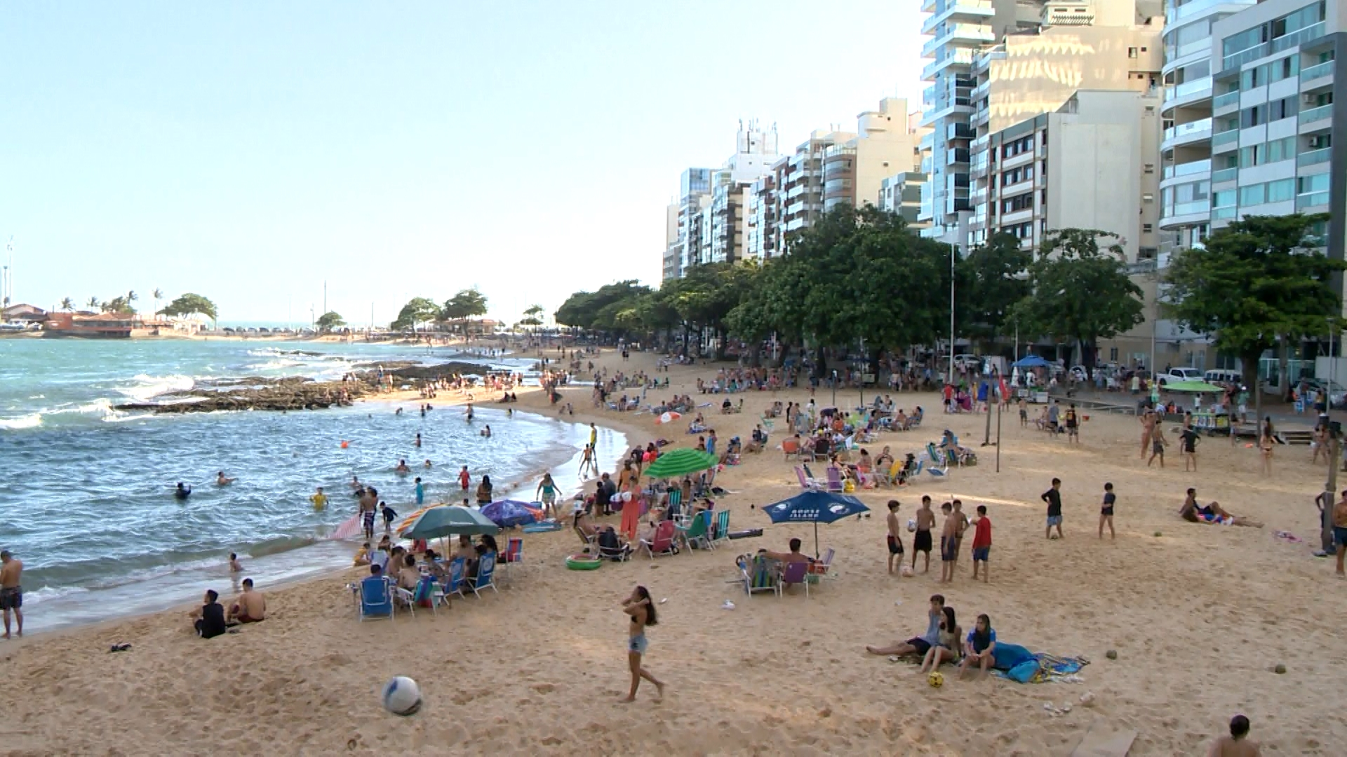 Professor de hidroginástica morre durante aula em praia de Guarapari
