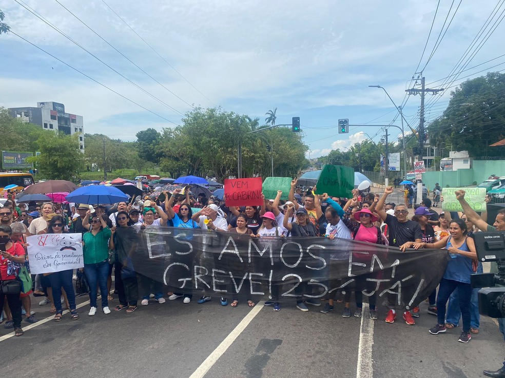 Em greve, professores e outros profissionais da educação fazem protesto em frente à sede do Governo do Amazonas  — Foto: Jucélio Paiva/Rede Amazônica