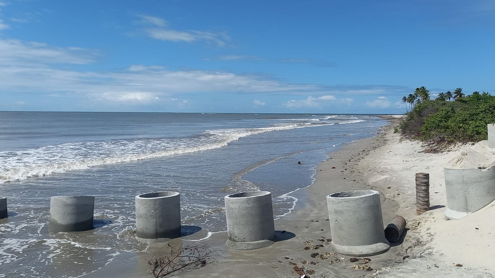 Mar de Lucena, na PB, aparece com cor escura e mau cheiro 