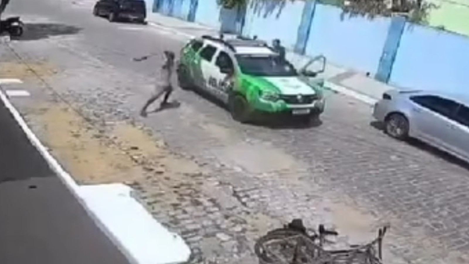 Homem ataca policiais com facão, é baleado e preso por tentativa de homicídio