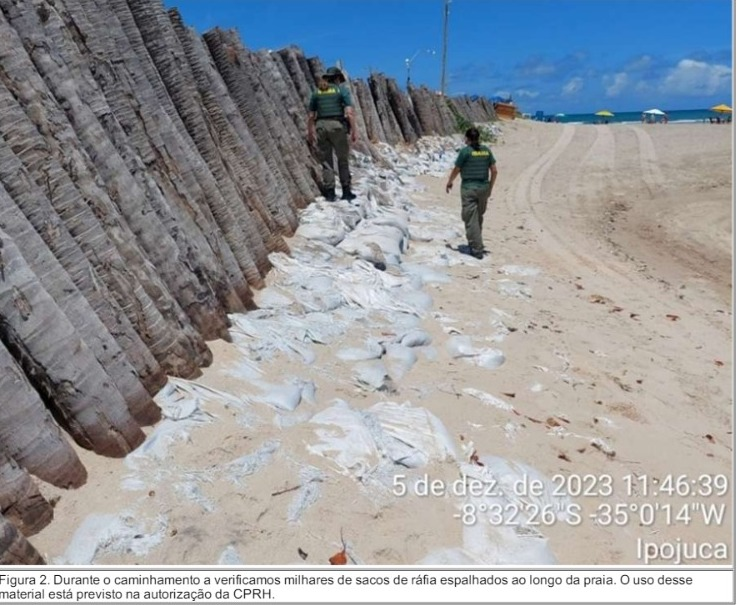 Muro na praia: dono de terreno diz que agência ambiental exigiu uso de sacos que estão poluindo Pontal de Maracaípe