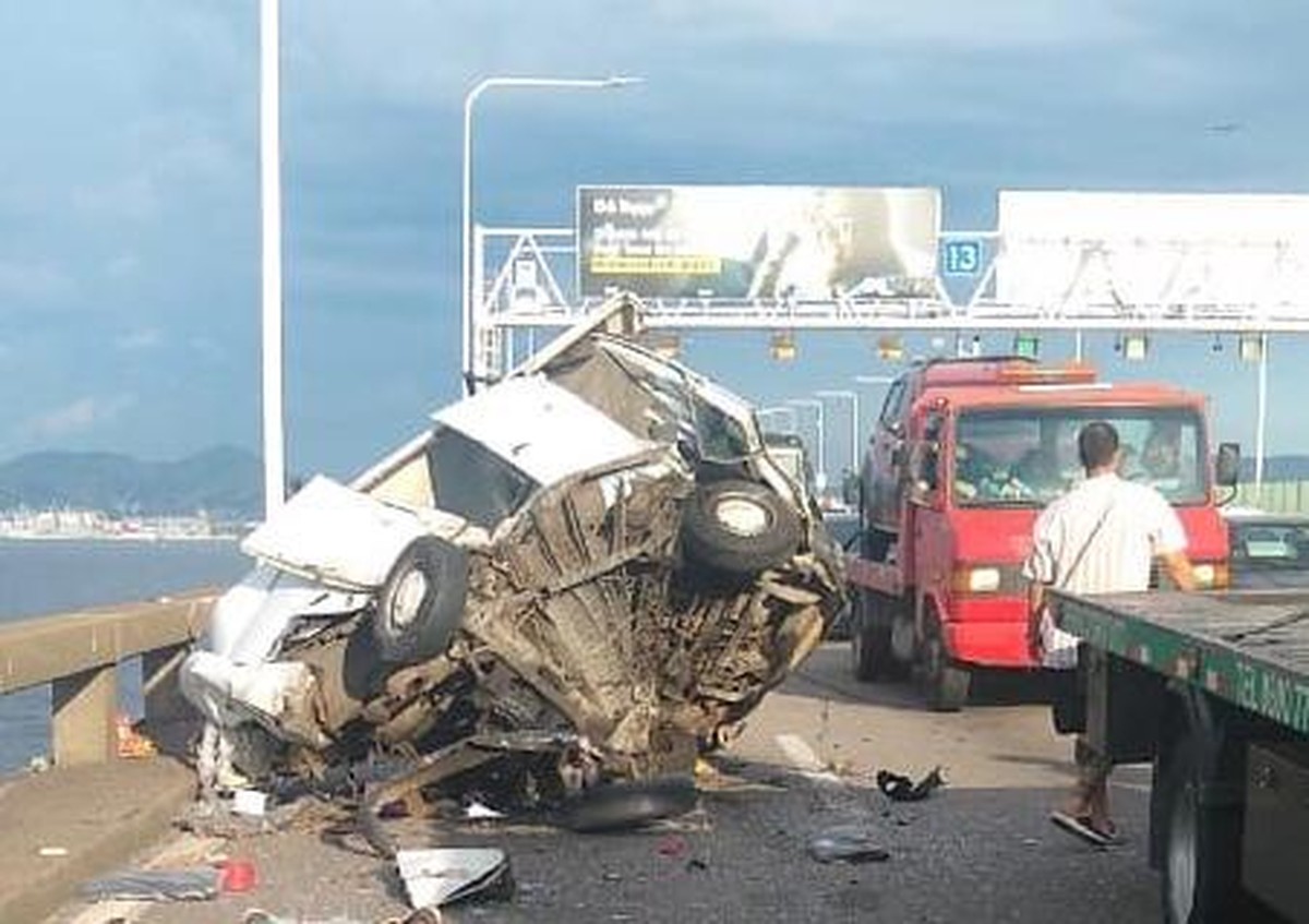 Acidente na Ponte RioNiterói entre caminhão