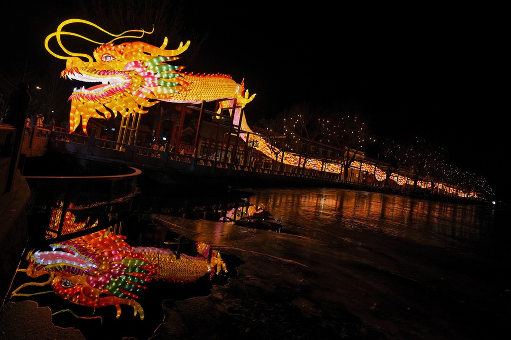 Visitantes caminham sobre lanterna em formato de dragão gigante durante celebração do Ano Novo Chinês, em Pequim, na China, em 9 de fevereiro de 2024. — Foto: Andy Wong/ AP