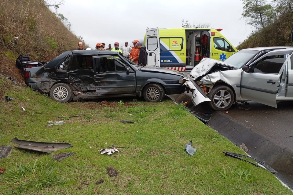 Acidente entre dois carros deixa um morto e quatro feridos na RJ-116, em Monnerat, distrito de Duas Barras