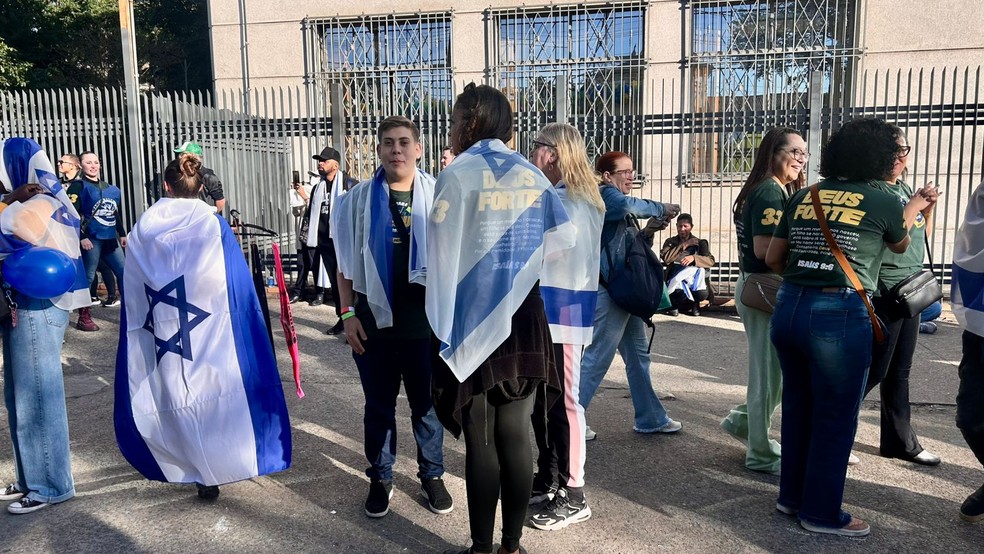 Evangélicos usam bandeira de Israel durante a Marcha para Jesus de São Paulo, nesta quinta-feira (19). — Foto: Letícia Dauer/g1