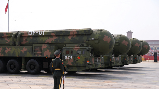 China revela 'nova geração' de mísseis nucleares intercontinentais em desfile militar; VEJA