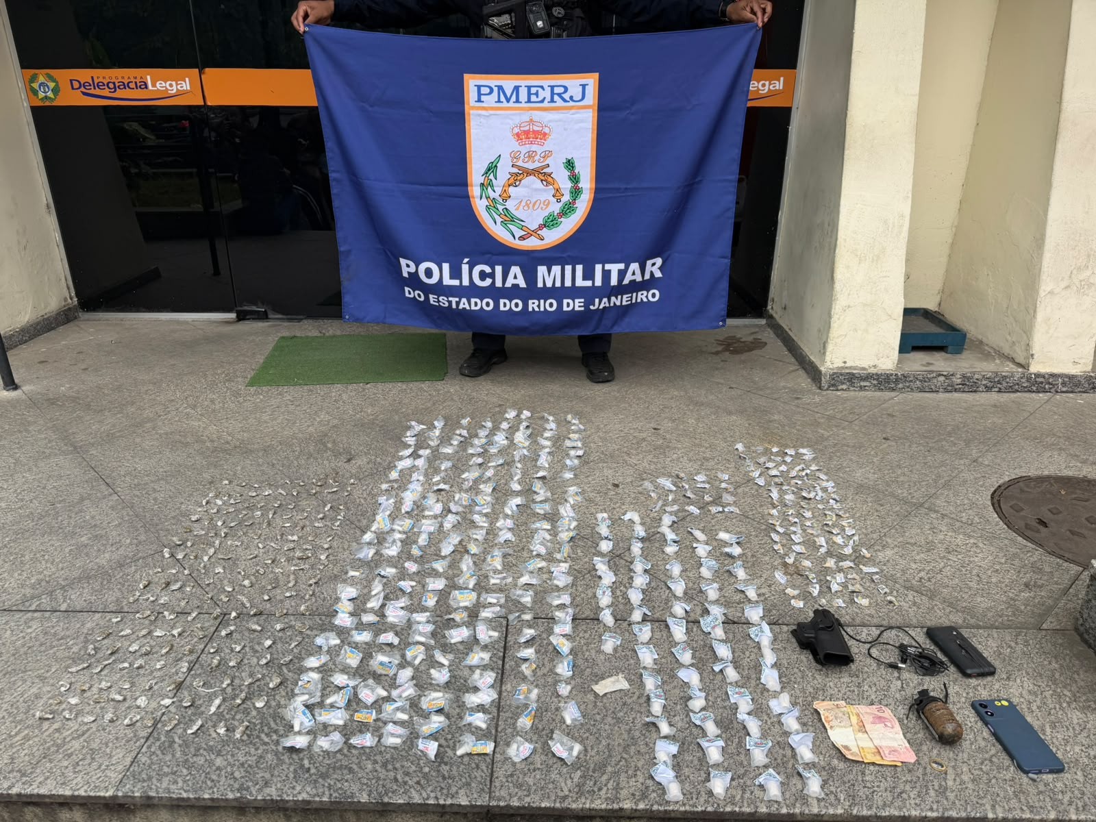 Adolescente é apreendido com grande quantidade de droga em Resende 