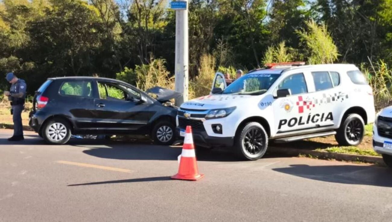 Motorista de 34 anos morre após bater contra poste em Araraquara; suspeita é de mal súbito