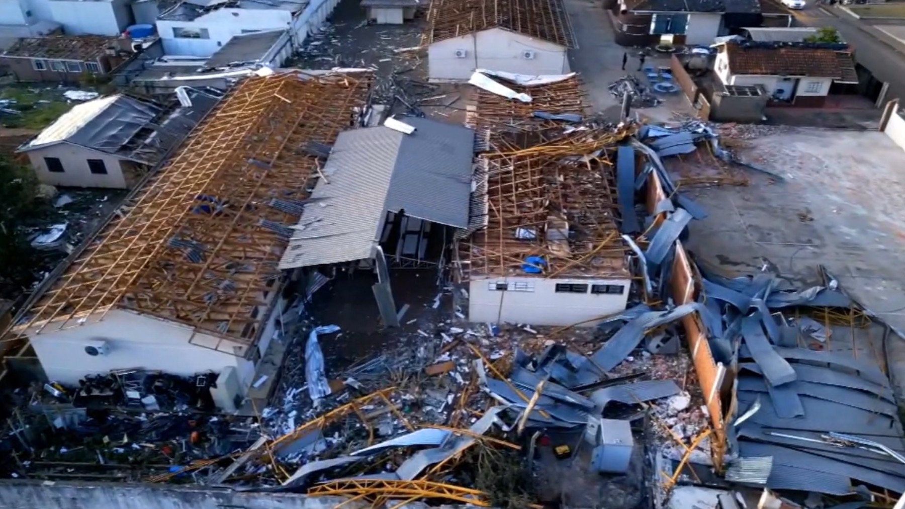 Alunos voltam a colégio reconstruído oito meses após tornado que devastou 90% de cidade do Paraná