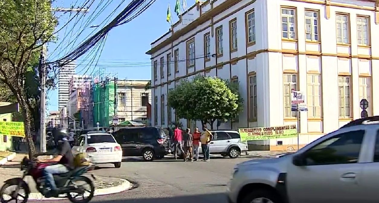 Motoristas de táxi lotação fazem vigília em frente à Câmara de Aracaju para pressionar aprovação de projeto que regulame