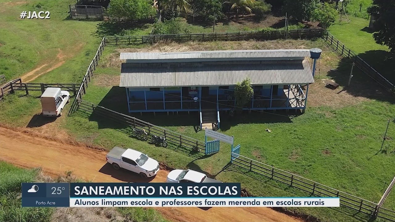 Em colégios sem estruturas, alunos do AC se reversam na limpeza das salas e professores fazem merenda: 'É o que temos'