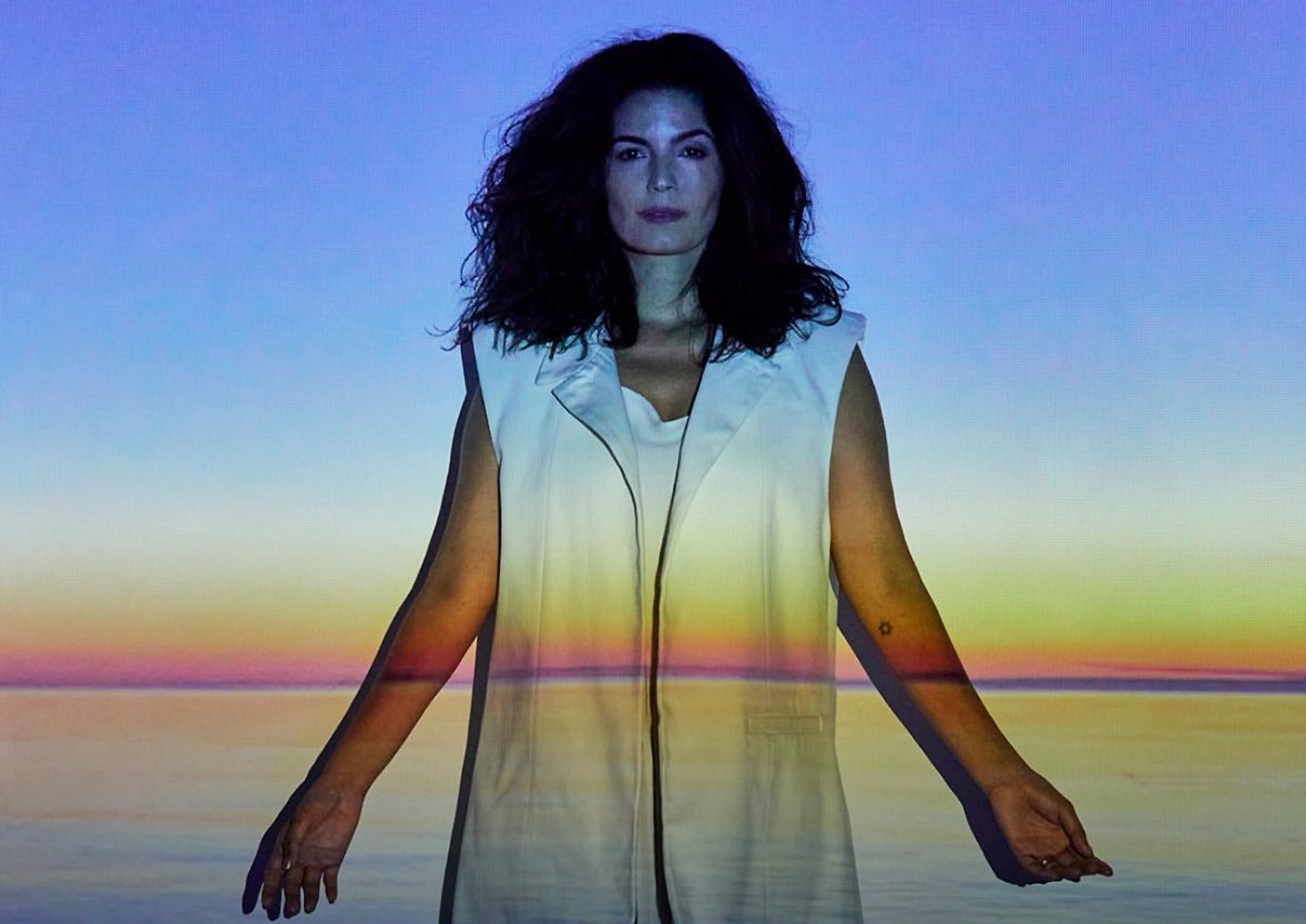 Emanuelle Araújo mergulha na vivência como cantora de música afro-baiana no terceiro álbum solo, 'Corra para o mar'