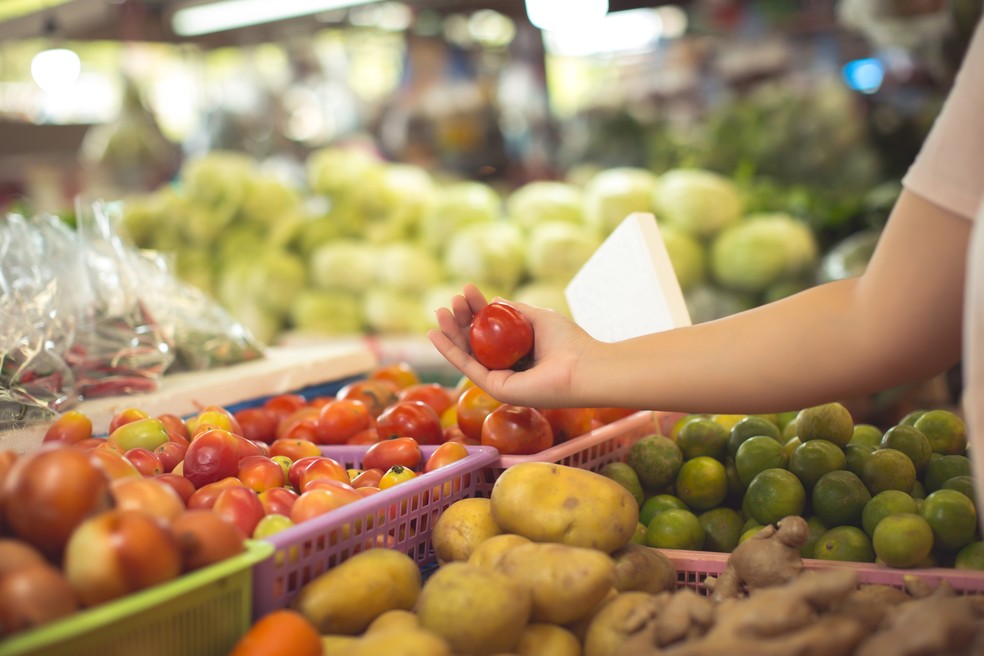 Para consumir frutas e hortaliças com mais segurança, os cuidados começam ainda na hora da compra — Foto: Reprodução/Freepik