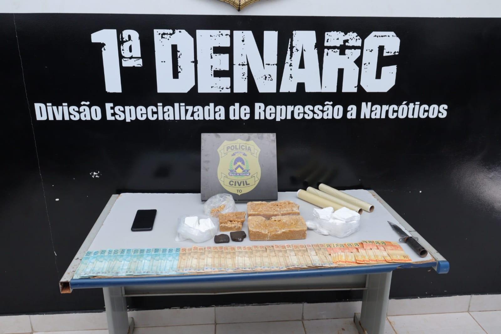 Mulher suspeita de distribuir drogas em pontos de Palmas e comparsa são presos por tráfico