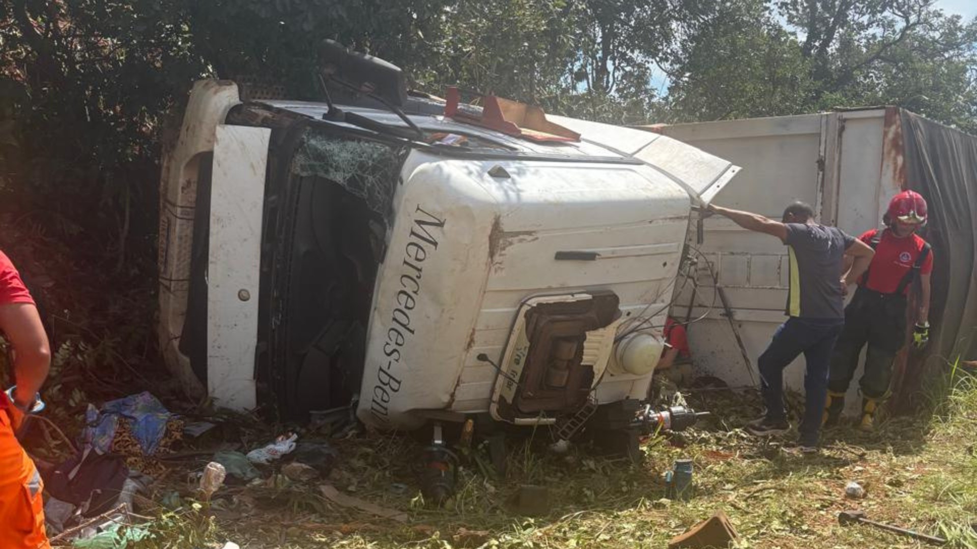 Motorista morre preso às ferragens após carreta tombar na MGC-455 