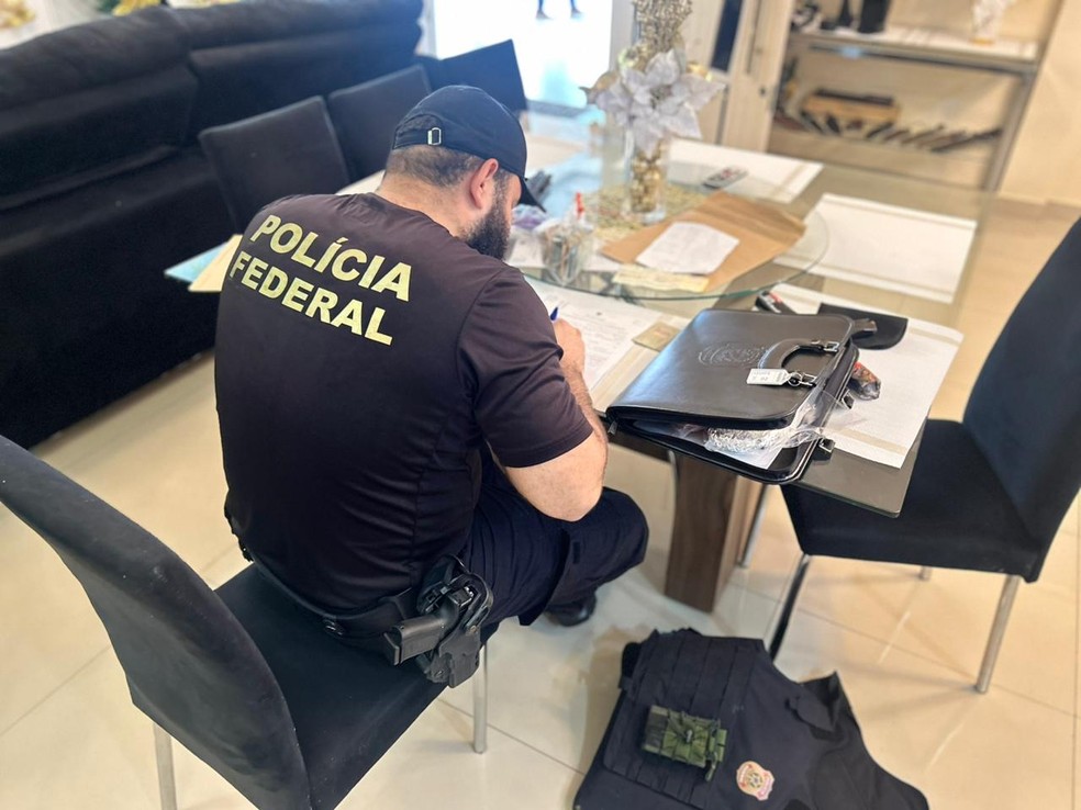 Agente federal durante apreensão de itens na Operação Martellus. — Foto: PF/Divulgação