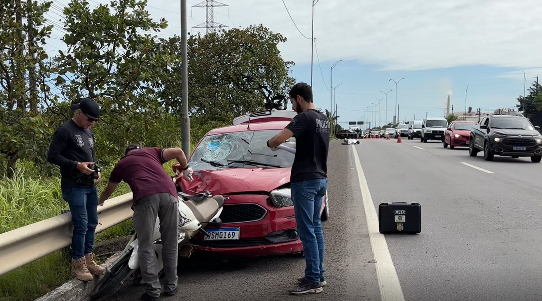 Carro bate em moto e motociclista morre, na BR-230, no Conde 