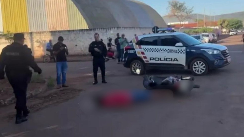 Adenir Bispo do Carmo foi encontrado caído ao lado de uma motocicleta, em via pública, com marcas de disparos de arma de fogo. — Foto: Reprodução